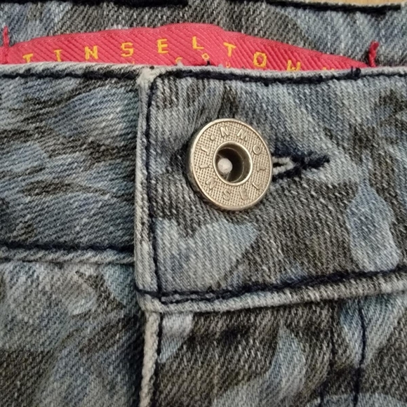 Tinseltown Denim Couture Blue Floral Jean Shorts - Picture 2 of 4